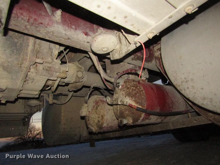 image for item DD2939 1998 International 9300 semi truck