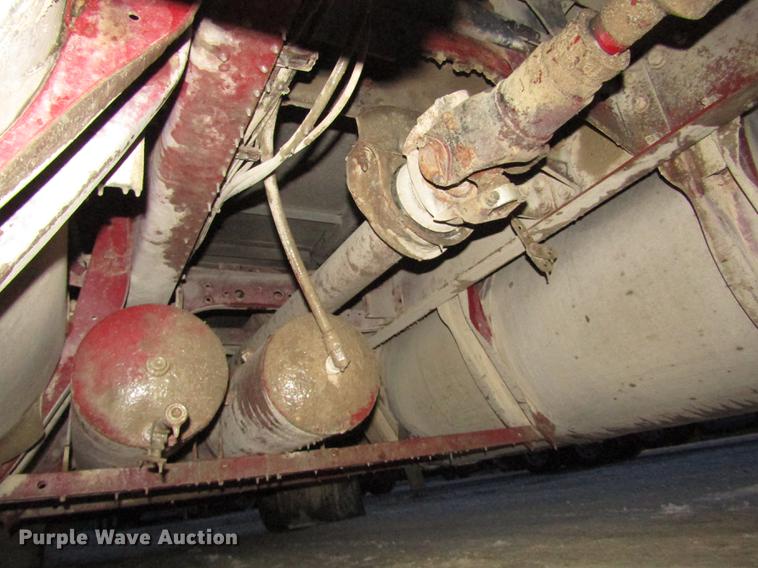 image for item DD2939 1998 International 9300 semi truck