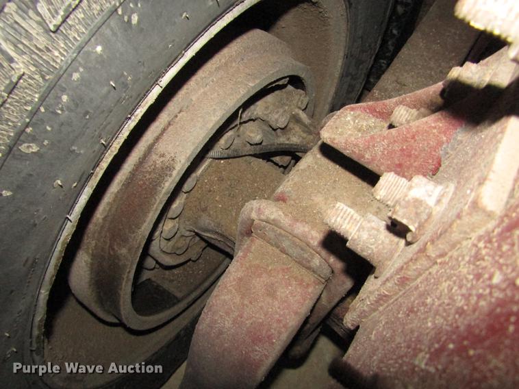 image for item DD2939 1998 International 9300 semi truck