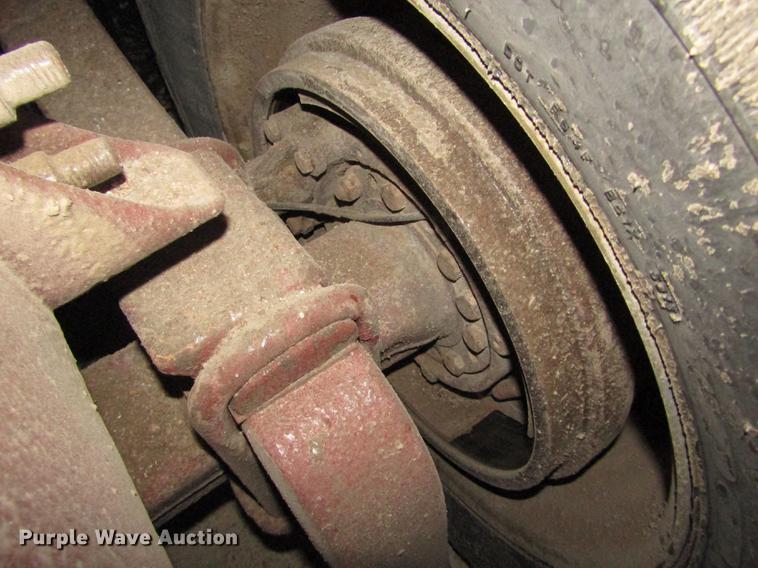 image for item DD2939 1998 International 9300 semi truck