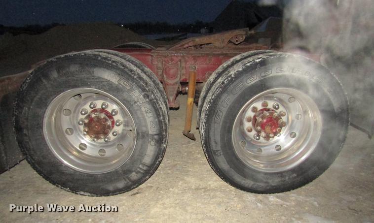 image for item DD2939 1998 International 9300 semi truck