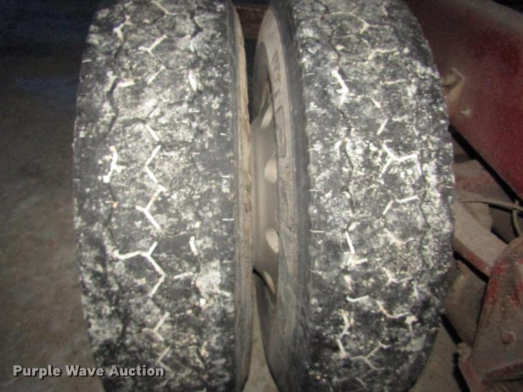 image for item DD2939 1998 International 9300 semi truck