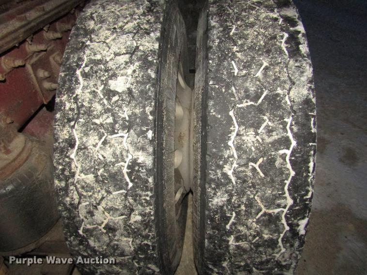 image for item DD2939 1998 International 9300 semi truck