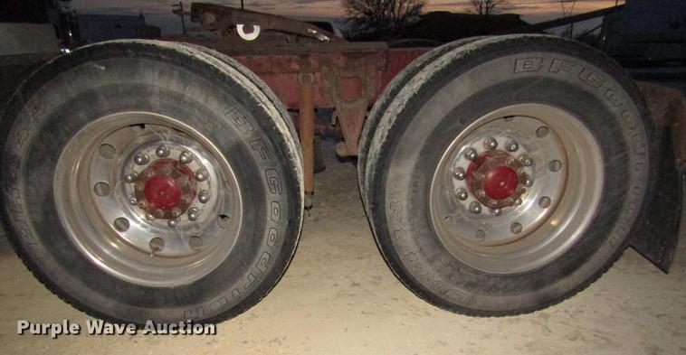 image for item DD2939 1998 International 9300 semi truck