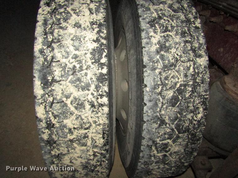 image for item DD2939 1998 International 9300 semi truck