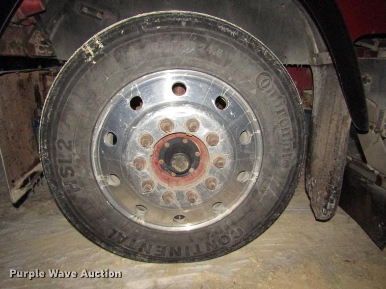 image for item DD2939 1998 International 9300 semi truck