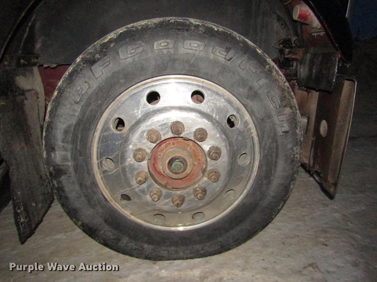 image for item DD2939 1998 International 9300 semi truck