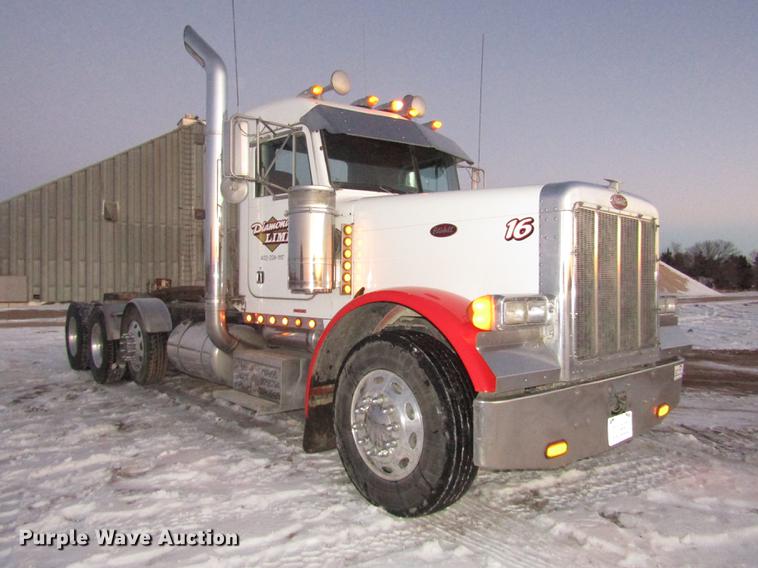 image for item DD2947 2003 Peterbilt 379 semi truck