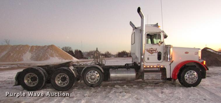 image for item DD2947 2003 Peterbilt 379 semi truck