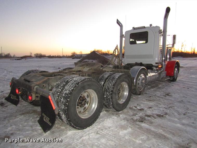 image for item DD2947 2003 Peterbilt 379 semi truck