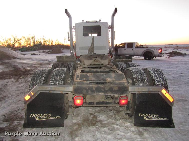 image for item DD2947 2003 Peterbilt 379 semi truck