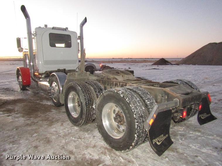 image for item DD2947 2003 Peterbilt 379 semi truck