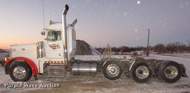 image for item DD2947 2003 Peterbilt 379 semi truck