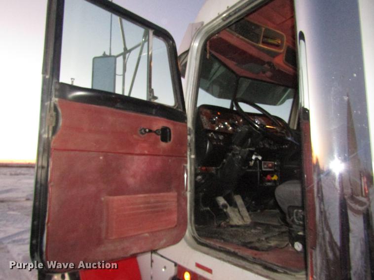 image for item DD2947 2003 Peterbilt 379 semi truck