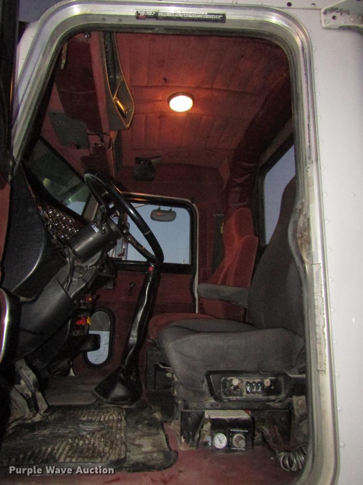 image for item DD2947 2003 Peterbilt 379 semi truck