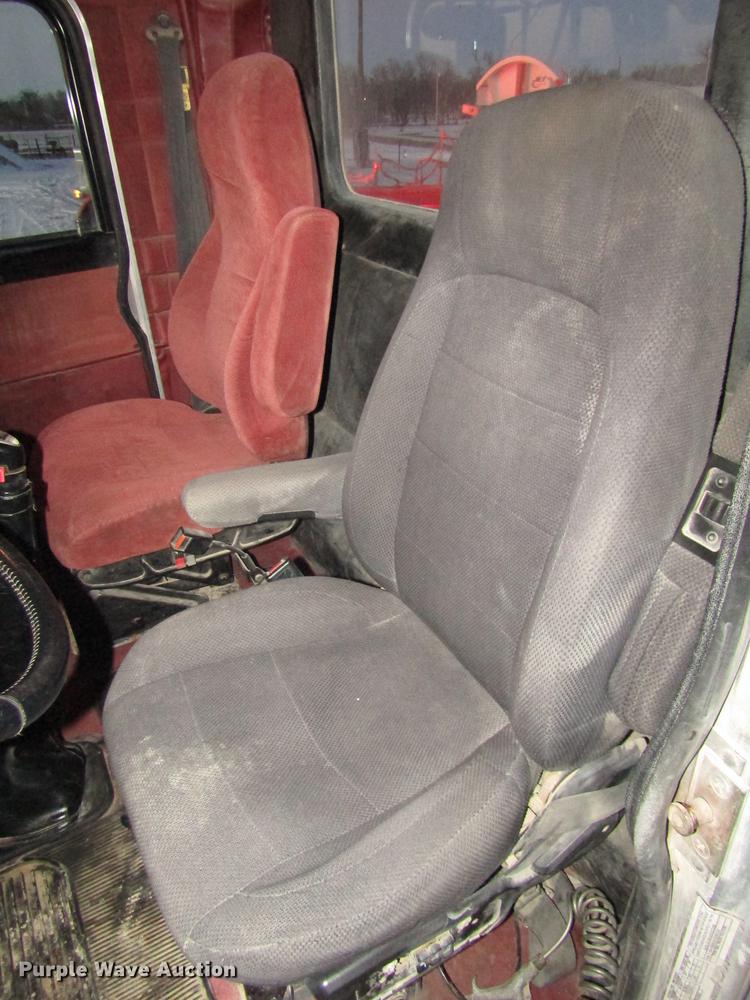 image for item DD2947 2003 Peterbilt 379 semi truck