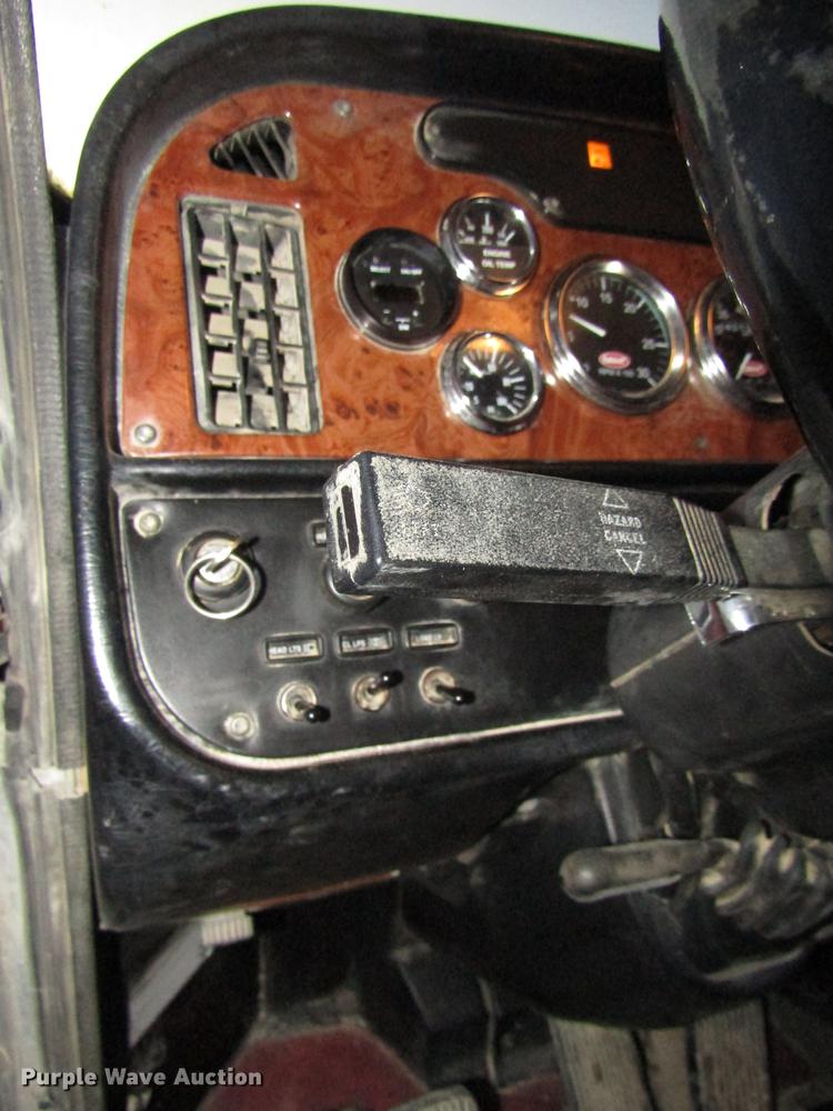 image for item DD2947 2003 Peterbilt 379 semi truck