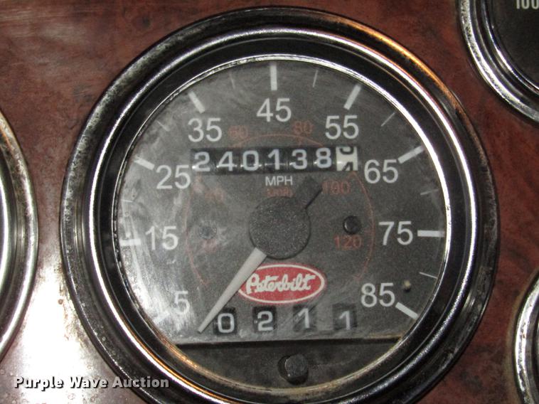 image for item DD2947 2003 Peterbilt 379 semi truck