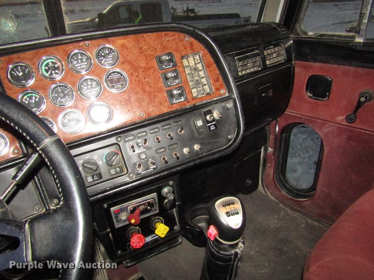 image for item DD2947 2003 Peterbilt 379 semi truck