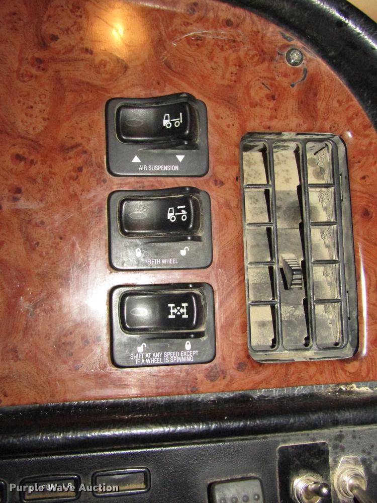 image for item DD2947 2003 Peterbilt 379 semi truck