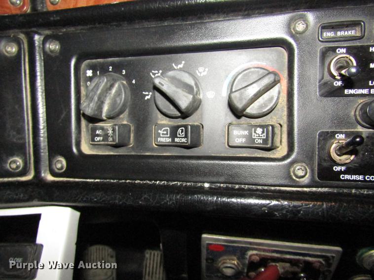 image for item DD2947 2003 Peterbilt 379 semi truck