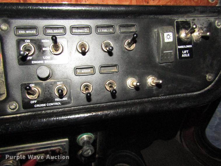 image for item DD2947 2003 Peterbilt 379 semi truck