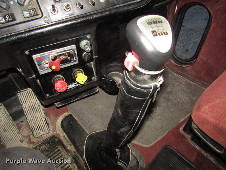 image for item DD2947 2003 Peterbilt 379 semi truck