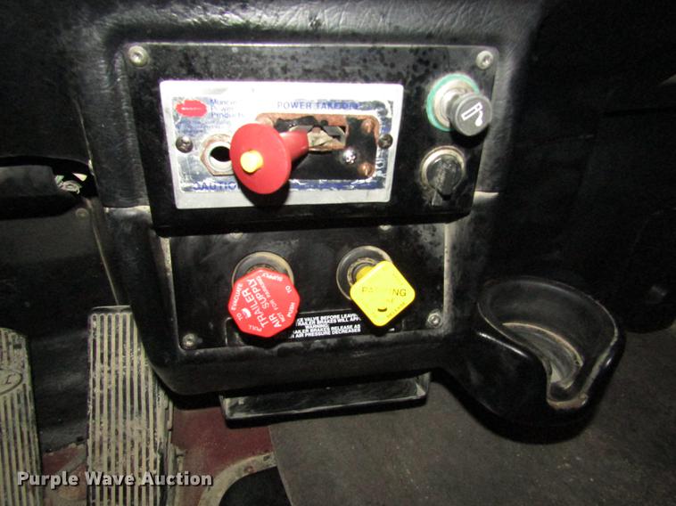 image for item DD2947 2003 Peterbilt 379 semi truck