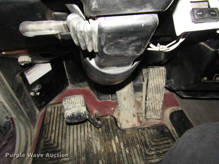 image for item DD2947 2003 Peterbilt 379 semi truck