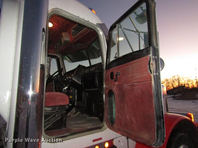 image for item DD2947 2003 Peterbilt 379 semi truck