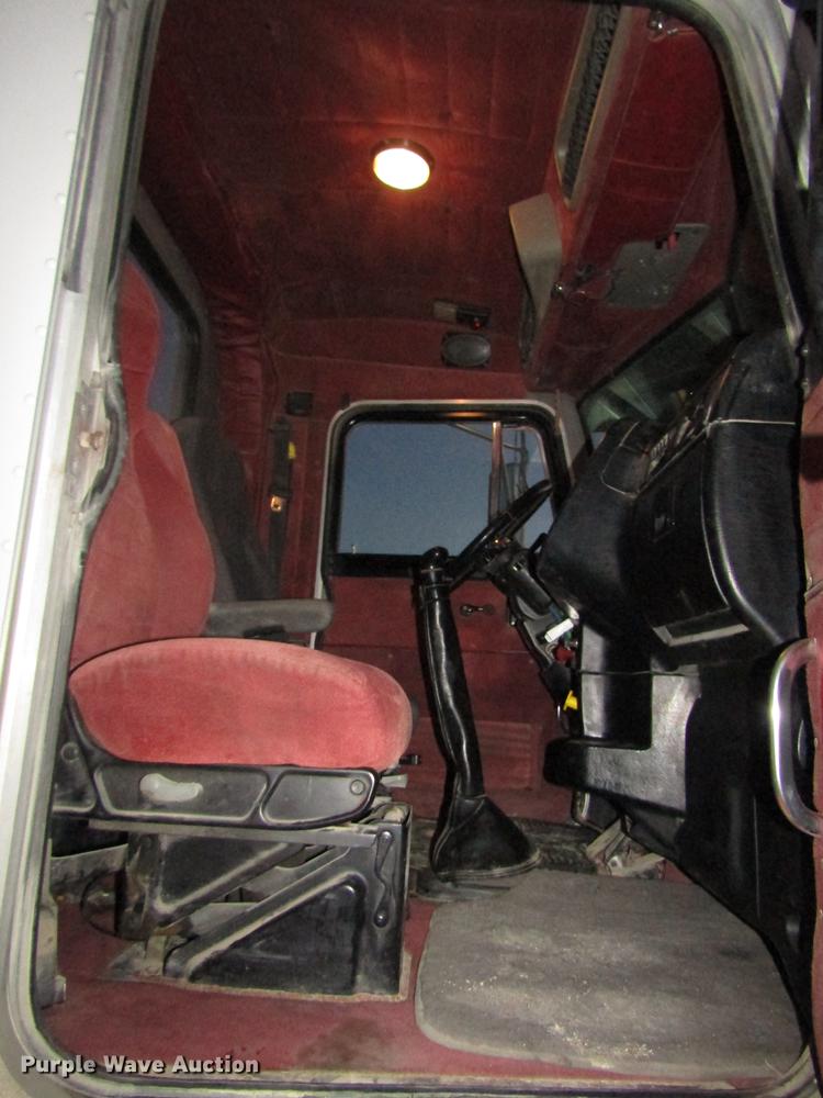 image for item DD2947 2003 Peterbilt 379 semi truck