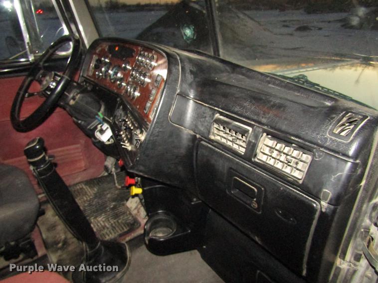 image for item DD2947 2003 Peterbilt 379 semi truck