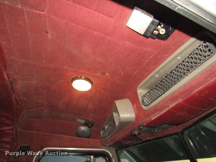 image for item DD2947 2003 Peterbilt 379 semi truck