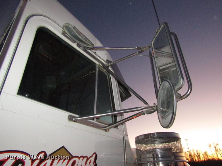 image for item DD2947 2003 Peterbilt 379 semi truck