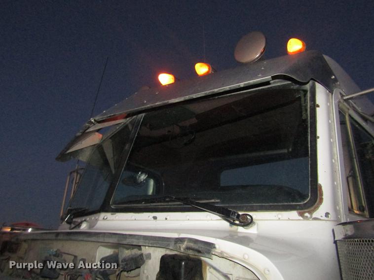 image for item DD2947 2003 Peterbilt 379 semi truck