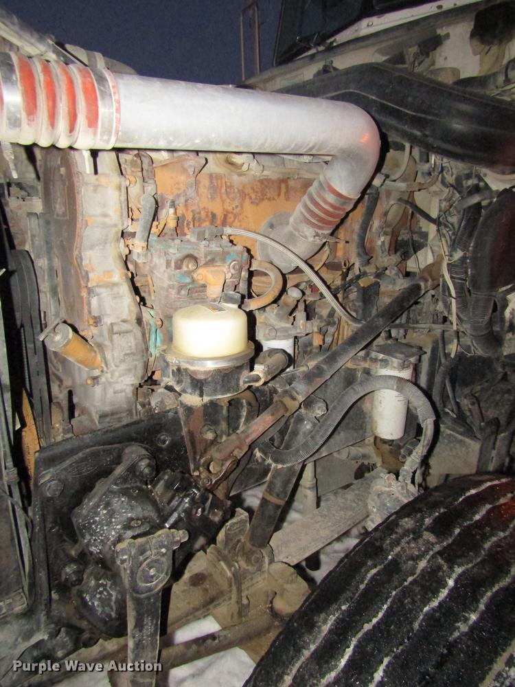 image for item DD2947 2003 Peterbilt 379 semi truck