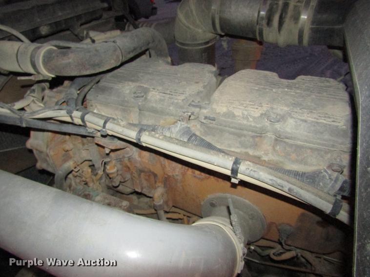 image for item DD2947 2003 Peterbilt 379 semi truck