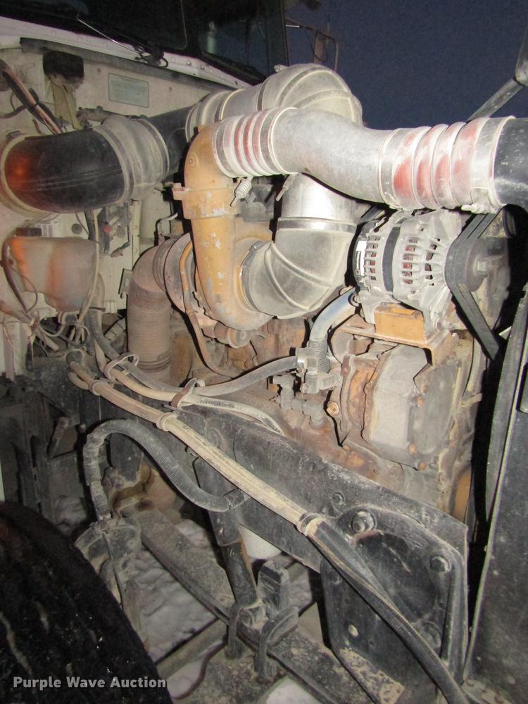 image for item DD2947 2003 Peterbilt 379 semi truck