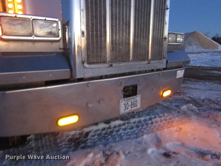 image for item DD2947 2003 Peterbilt 379 semi truck