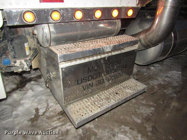 image for item DD2947 2003 Peterbilt 379 semi truck