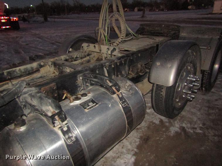 image for item DD2947 2003 Peterbilt 379 semi truck