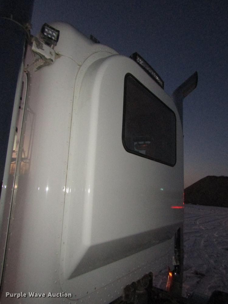 image for item DD2947 2003 Peterbilt 379 semi truck