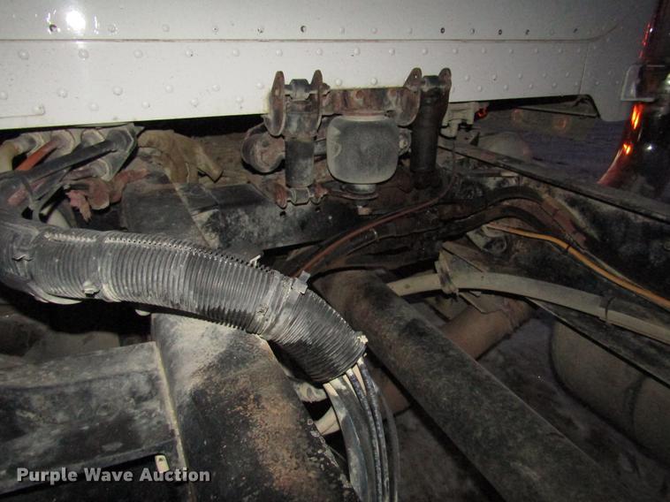 image for item DD2947 2003 Peterbilt 379 semi truck