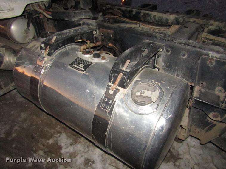 image for item DD2947 2003 Peterbilt 379 semi truck