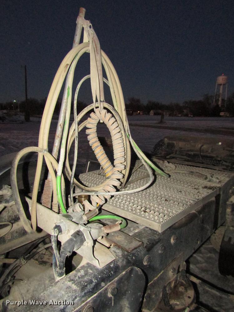 image for item DD2947 2003 Peterbilt 379 semi truck