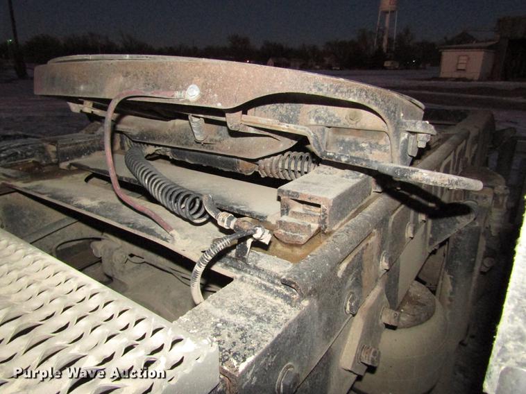 image for item DD2947 2003 Peterbilt 379 semi truck