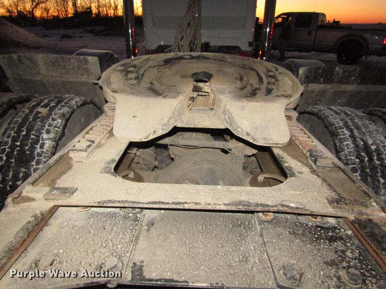 image for item DD2947 2003 Peterbilt 379 semi truck