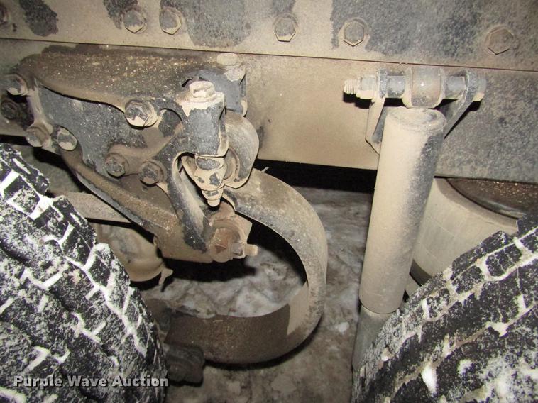 image for item DD2947 2003 Peterbilt 379 semi truck