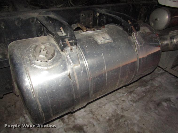 image for item DD2947 2003 Peterbilt 379 semi truck