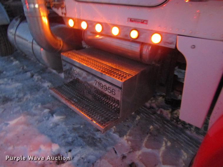 image for item DD2947 2003 Peterbilt 379 semi truck